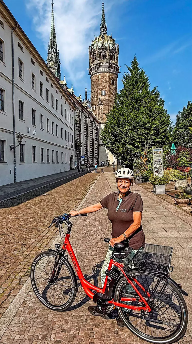 Heike Weichlers in Wittenberg vor der Schlosskirche